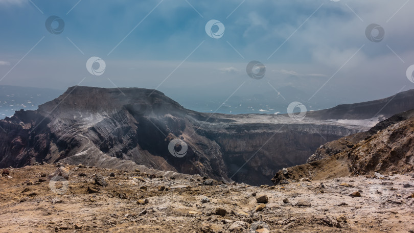 Скачать Кратер действующего вулкана окружен крутыми склонами. фотосток Ozero