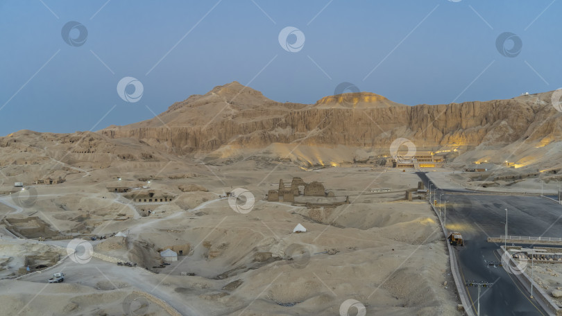 Скачать Вид с высоты птичьего полета на археологические раскопки в Луксоре. фотосток Ozero