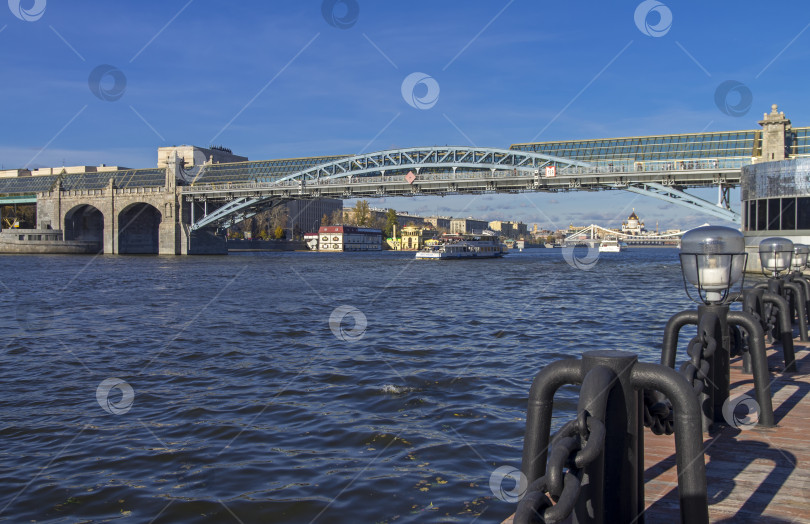 Скачать Пешеходный мост через Москву-реку. фотосток Ozero