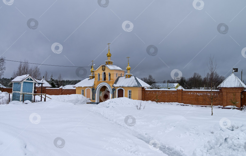 Скачать Святые врата православного монастыря. фотосток Ozero