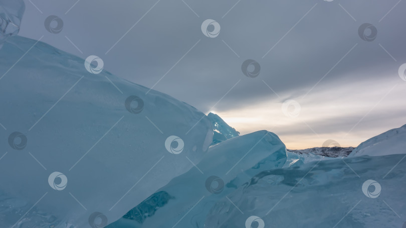 Скачать Глыба льда возвышается на замерзшем озере. Крупный план. фотосток Ozero