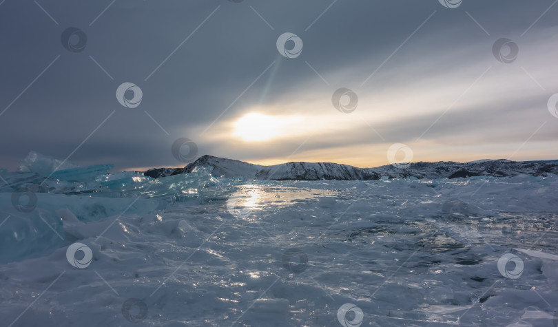 Скачать Замерзшее озеро Байкал вечером. фотосток Ozero
