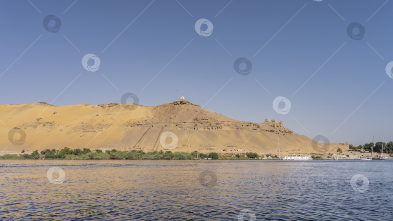 Скачать Мирная голубая река Нил. Рябь на воде. Лодки стоят у берега. фотосток Ozero
