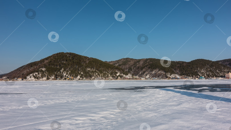 Скачать Замерзшее озеро покрыто снегом. фотосток Ozero