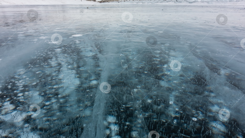 Скачать Прозрачный бирюзовый лед замерзшего озера. фотосток Ozero