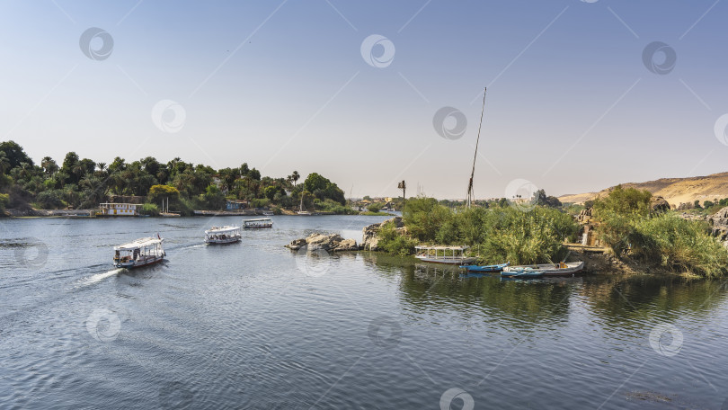 Скачать Туристические лодки плывут по гладкой спокойной воде, стоят на берегу реки. фотосток Ozero