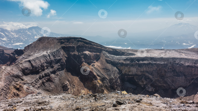 Скачать Кратер вулкана крупным планом. фотосток Ozero
