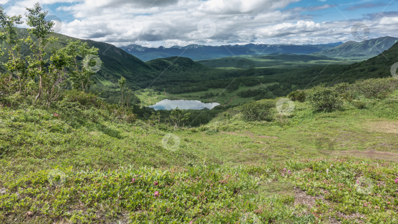 Скачать Живописное альпийское озеро. фотосток Ozero