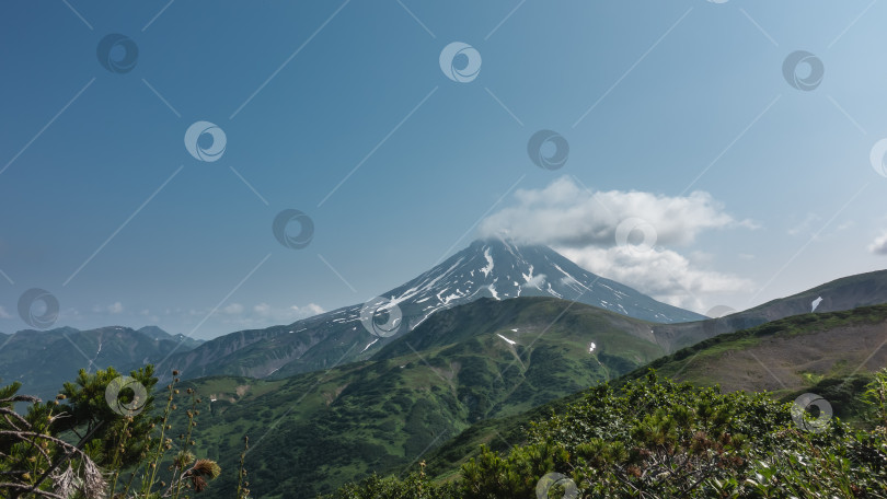 Скачать Красивый конусообразный вулкан на фоне голубого неба фотосток Ozero