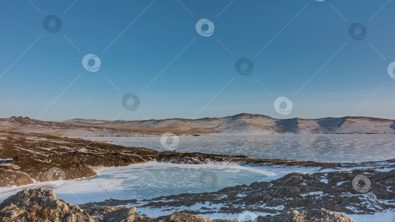 Скачать Маленькое замерзшее озеро в форме сердца отделено от большого полоской суши. фотосток Ozero