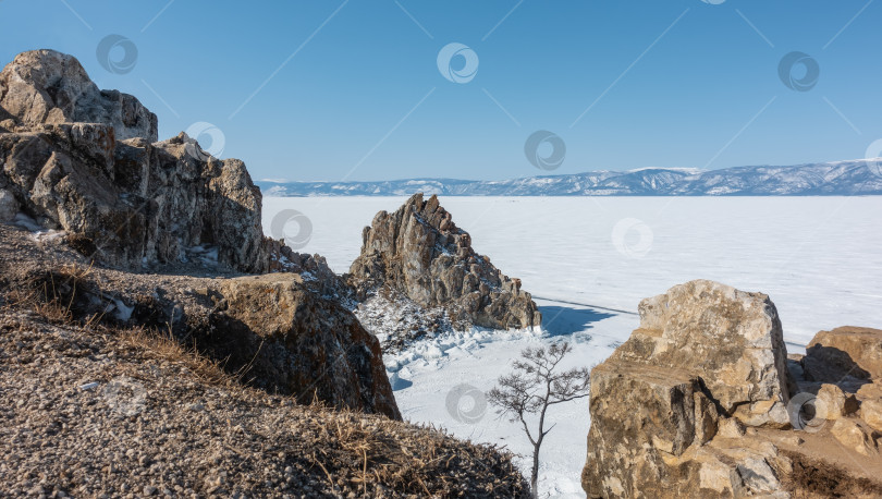 Скачать Живописные гранитные скалы Байкала на фоне замерзшего озера. фотосток Ozero