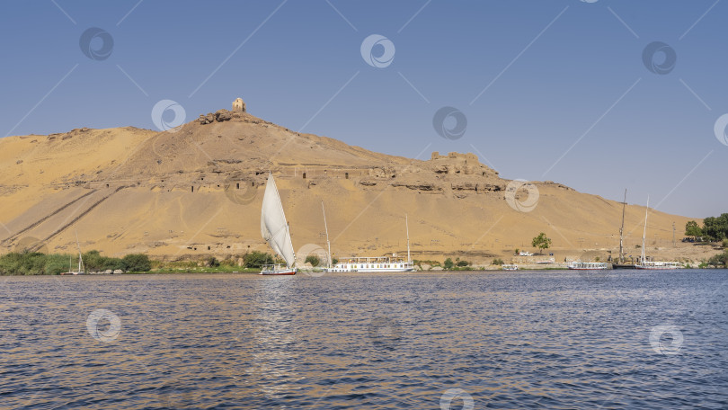 Скачать Туристические лодки и фелюги плывут по голубой воде Нила. фотосток Ozero