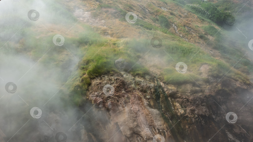 Скачать Горный склон скрыт густым паром от горячих источников. фотосток Ozero
