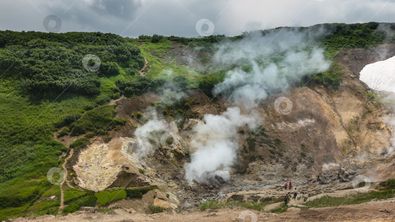 Скачать Столбы пара из горячих источников поднимаются в геотермальной долине. фотосток Ozero