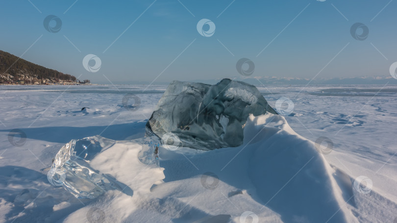 Скачать Прозрачные причудливые льдины лежат в сугробах на замерзшем озере Байкал фотосток Ozero