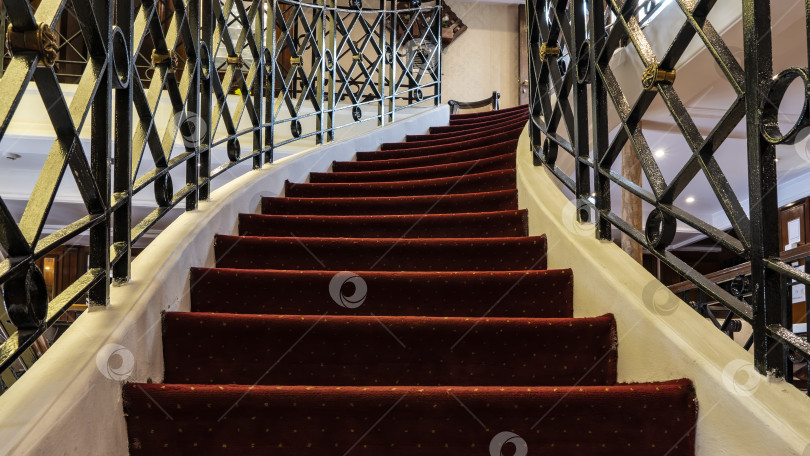 Скачать Винтовая лестница ведет наверх. фотосток Ozero