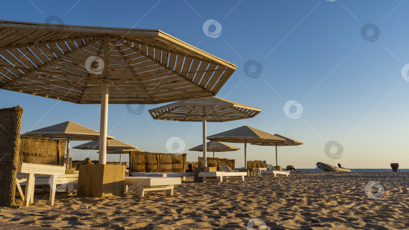 Скачать Солнечное утро на египетском пляже. фотосток Ozero