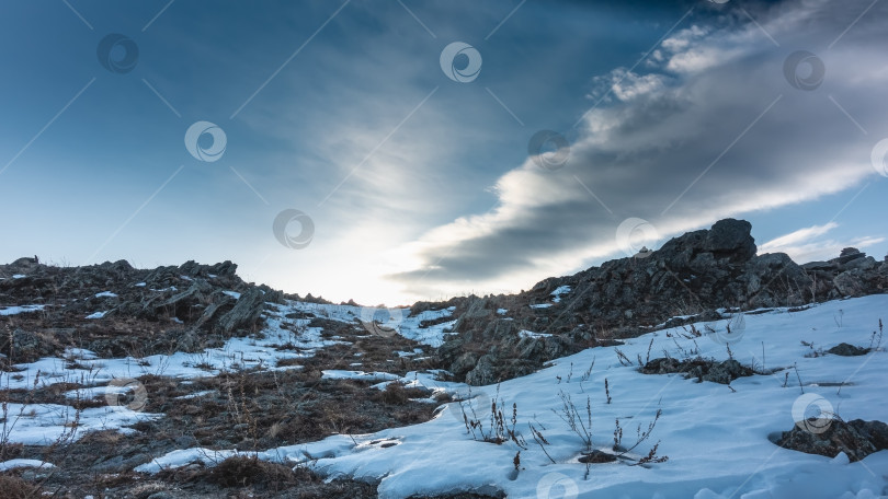 Скачать Холм на фоне голубого неба и облаков. фотосток Ozero