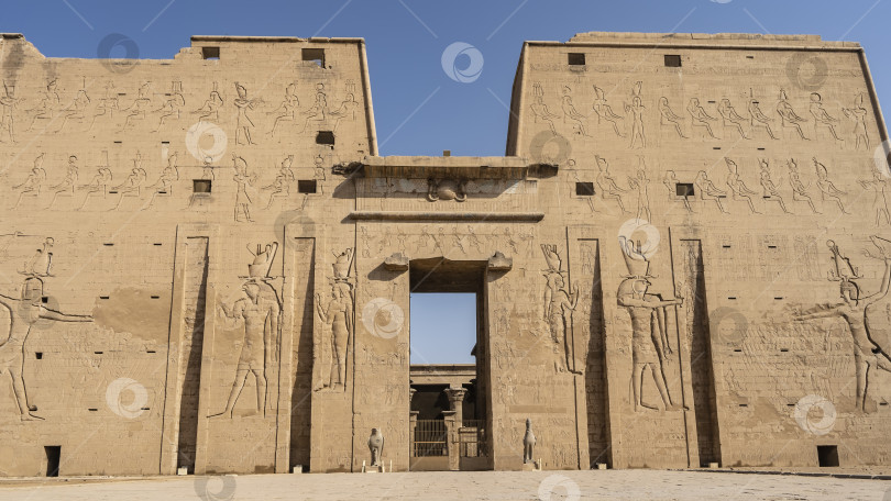 Скачать Древнеегипетский храм Гора в Эдфу. фотосток Ozero