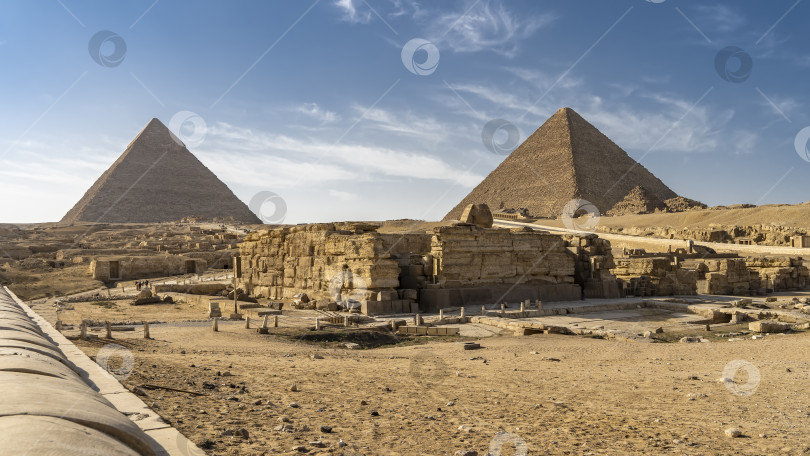 Скачать Великие египетские пирамиды на фоне голубого неба. фотосток Ozero