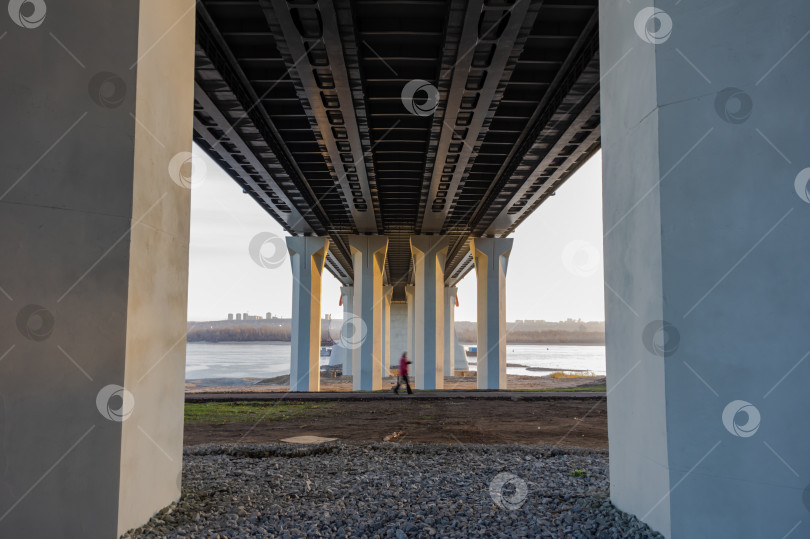 Скачать Городской мост через реку. Вид снизу. фотосток Ozero