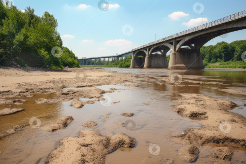 Скачать Понижение уровня воды в реке жарким летним видом фотосток Ozero