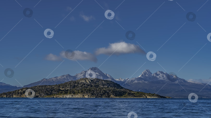 Скачать Живописный горный хребет Анд на фоне голубого неба и облаков. фотосток Ozero