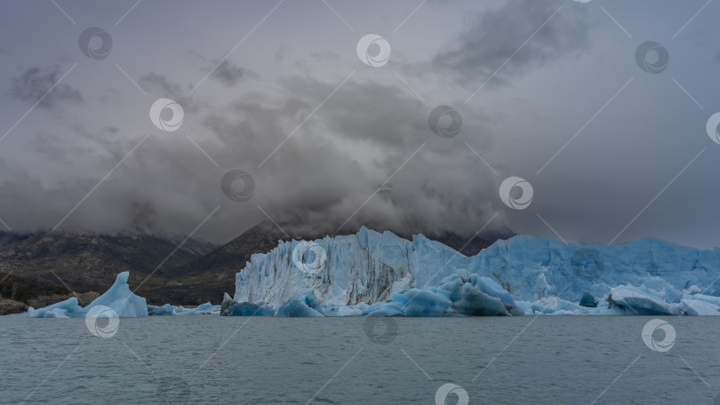 Скачать Впечатляющая стена голубого льда над бирюзовым озером. фотосток Ozero