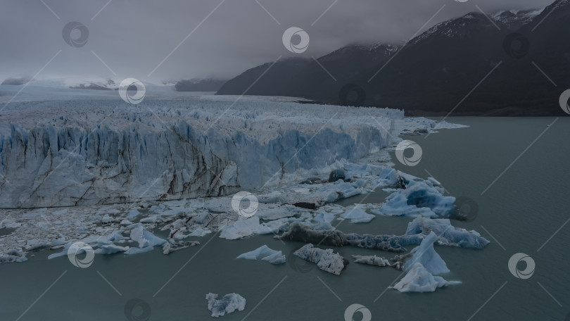 Скачать Голубой ледник Перито-Морено простирается до самого горизонта. фотосток Ozero