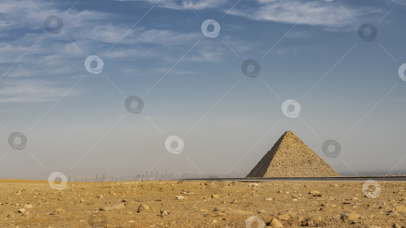 Скачать Древнеегипетская пирамида Микерина на фоне голубого неба фотосток Ozero