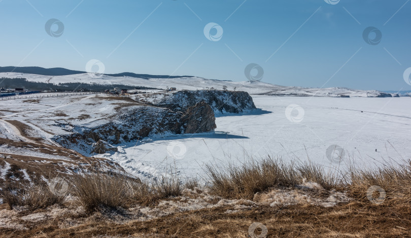 Скачать Крутые берега замерзшего озера покрыты снегом. фотосток Ozero