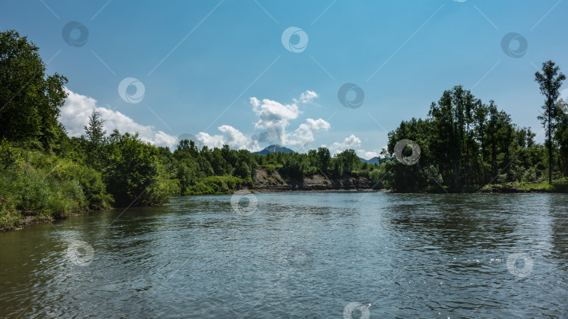 Скачать Голубая река течет спокойно. Рябь на воде. фотосток Ozero