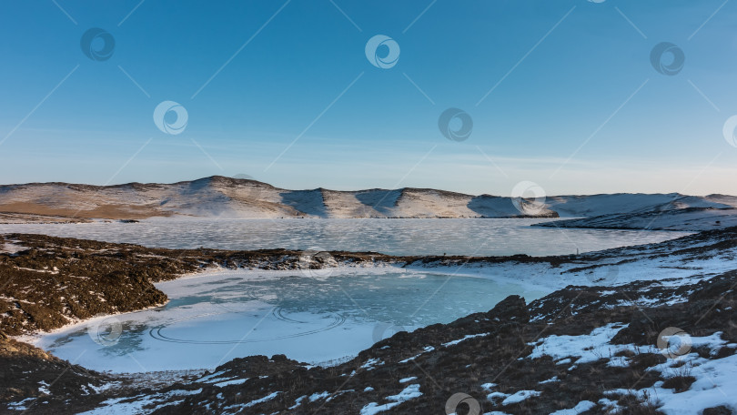 Скачать Необычное озеро в форме ледяного сердца, а рядом с ним еще одно большое. фотосток Ozero