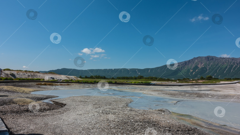 Скачать Кальдера потухшего вулкана имеет каменистую почву с отложениями серы. фотосток Ozero
