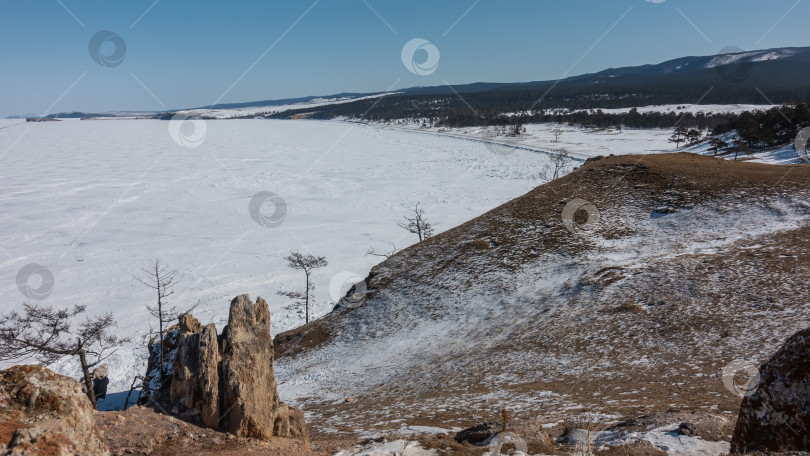 Скачать Замерзшее и заснеженное озеро Байкал. фотосток Ozero