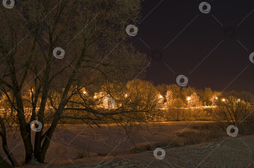 Скачать Берега ледяной реки ночью. фотосток Ozero