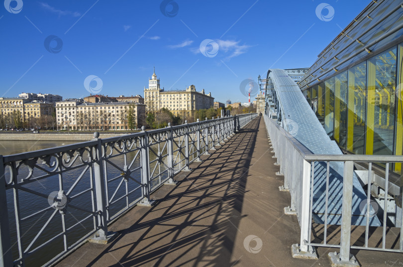 Скачать Открытый проход по пешеходному мосту. фотосток Ozero