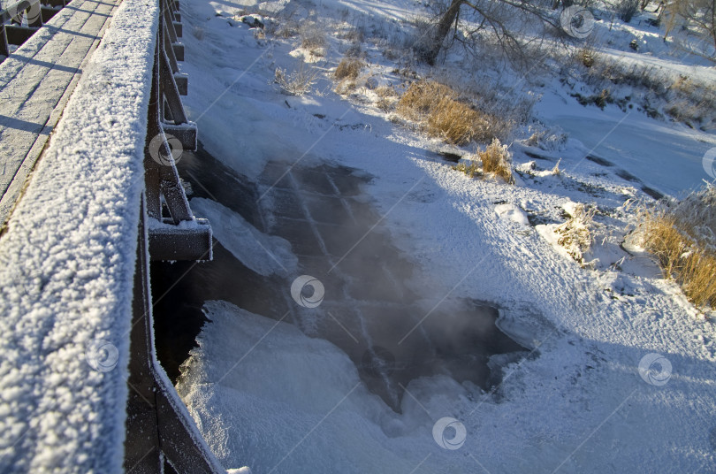 Скачать Небольшая плотина зимой. фотосток Ozero