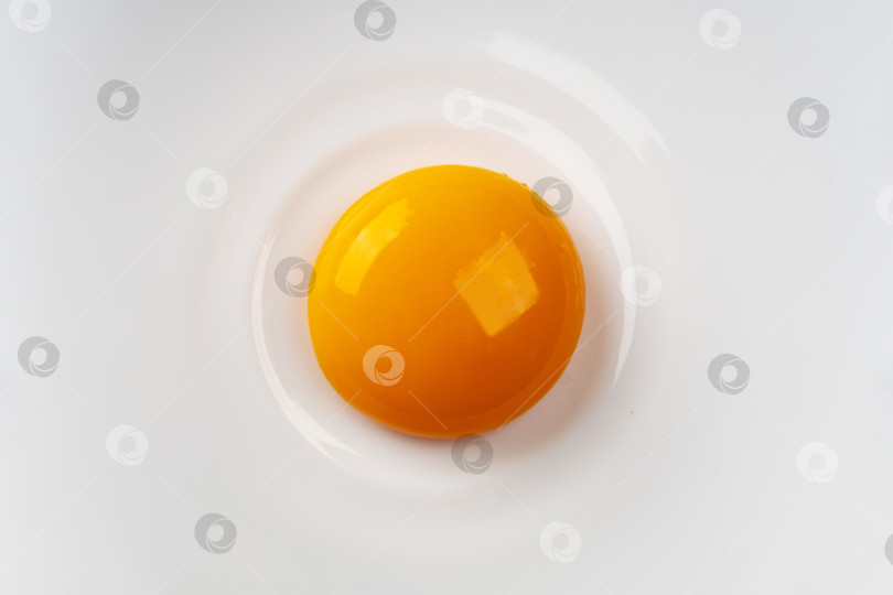 Скачать Яичный желток выложите на тарелку. Абстрактная яичница-глазунья. Закрыть. фотосток Ozero