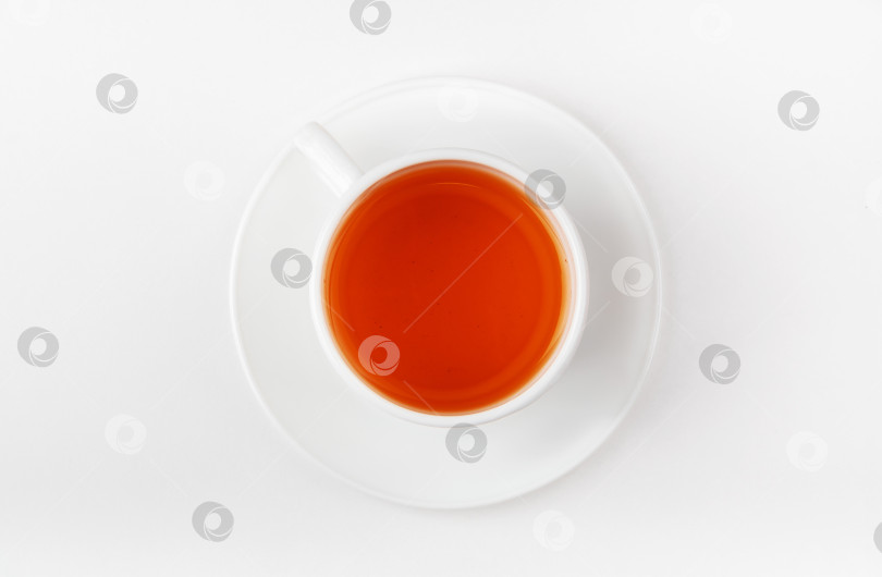 Скачать Белая чашка чая на белом фоне. Утренний черный чай. Вид сверху. фотосток Ozero