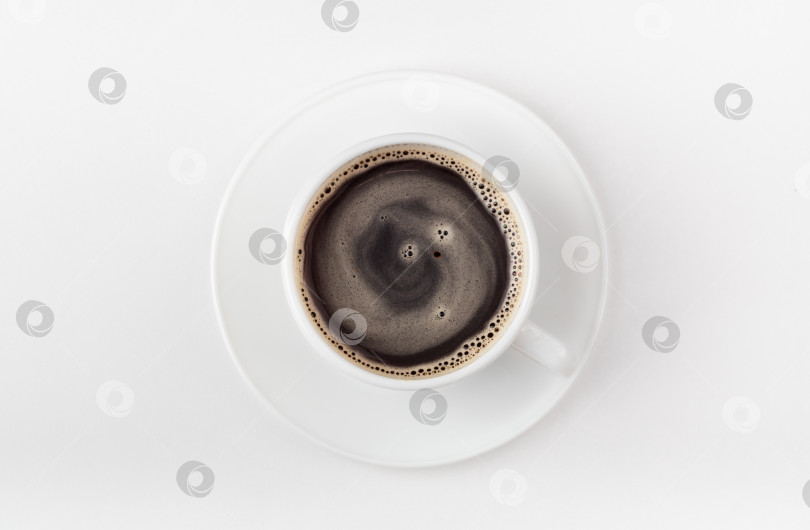 Скачать Белая чашка кофе на белом фоне. Утренний кофе. Вид сверху. фотосток Ozero