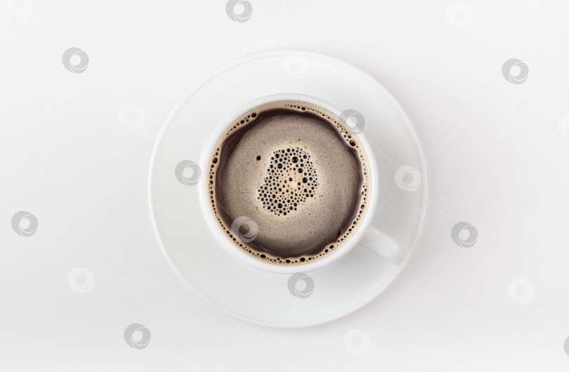 Скачать Белая чашка кофе на белом фоне. Утренний кофе. Вид сверху. фотосток Ozero