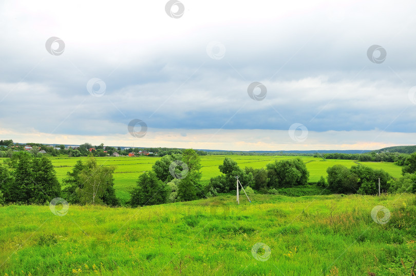 Скачать Поля на заливных лугах реки Ока под пасмурным небом фотосток Ozero