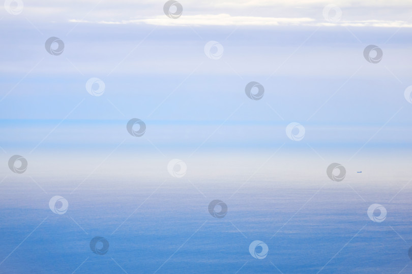 Скачать задний план, водный пейзаж - утреннее море сливается с небом фотосток Ozero