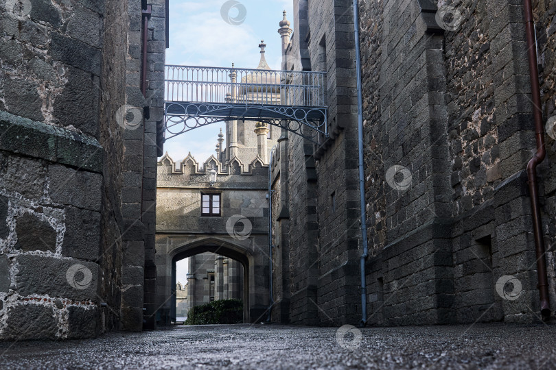 Скачать проход между стенами старого дворца, похожего на средневековый фотосток Ozero