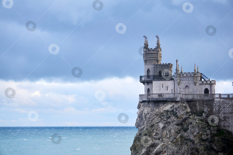 Скачать исторический декоративный замок Ласточкино гнездо на скале над фотосток Ozero