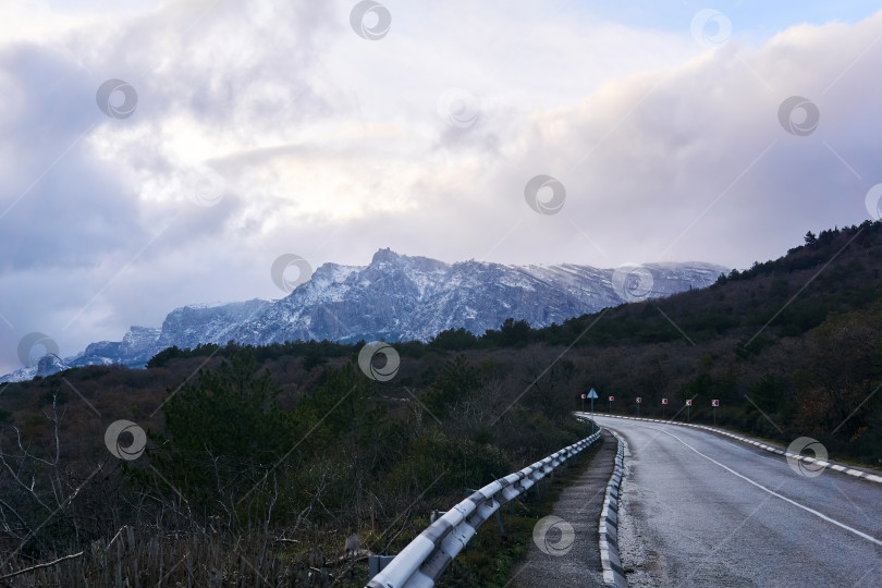 Скачать шоссе зимой в крымских горах среди леса и м фотосток Ozero