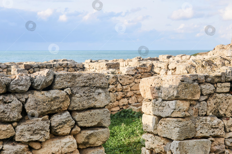 Скачать руины античных стен на берегу моря фотосток Ozero