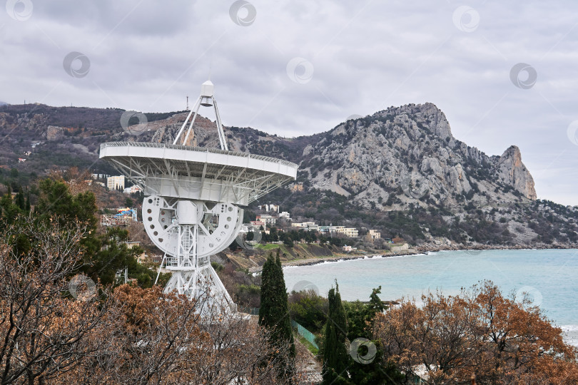 Скачать большой астрономический радиотелескоп на берегу моря фотосток Ozero