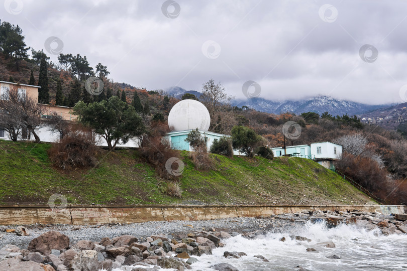 Скачать небольшая обсерватория с белым геодезическим куполом на берегу моря фотосток Ozero